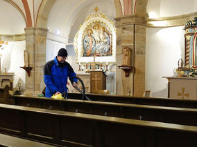 Putzaktion in der Weingartenkapelle (Foto: Elisabetha Rößler)